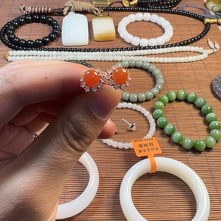 和田玉未镶嵌吊坠(赠链)