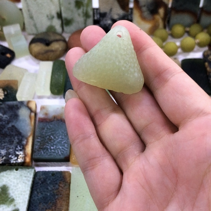 蛇纹石玉未镶嵌吊坠
