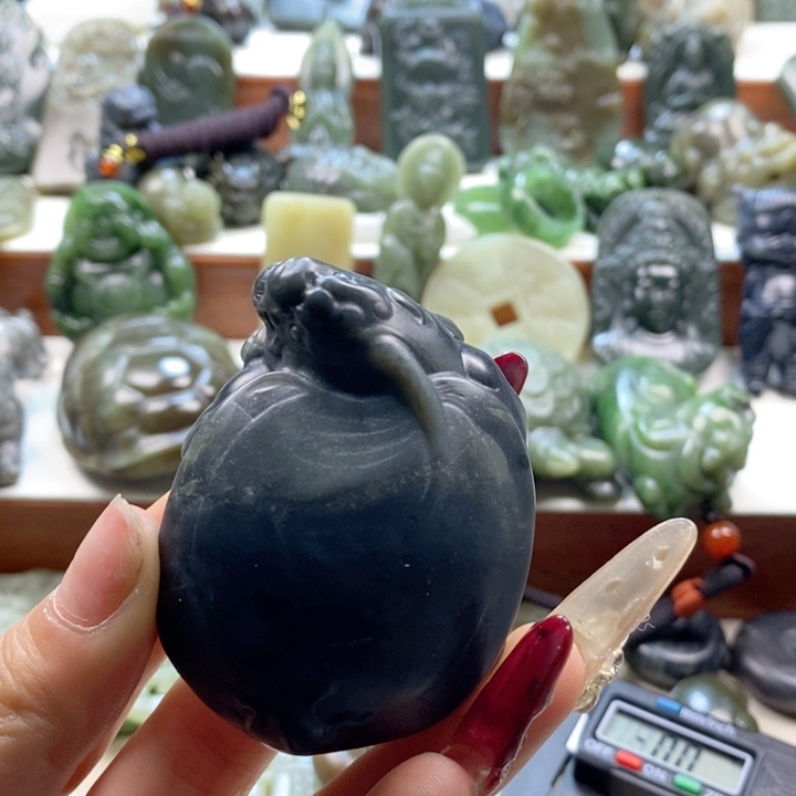 和田玉颈饰未镶嵌抱****梦