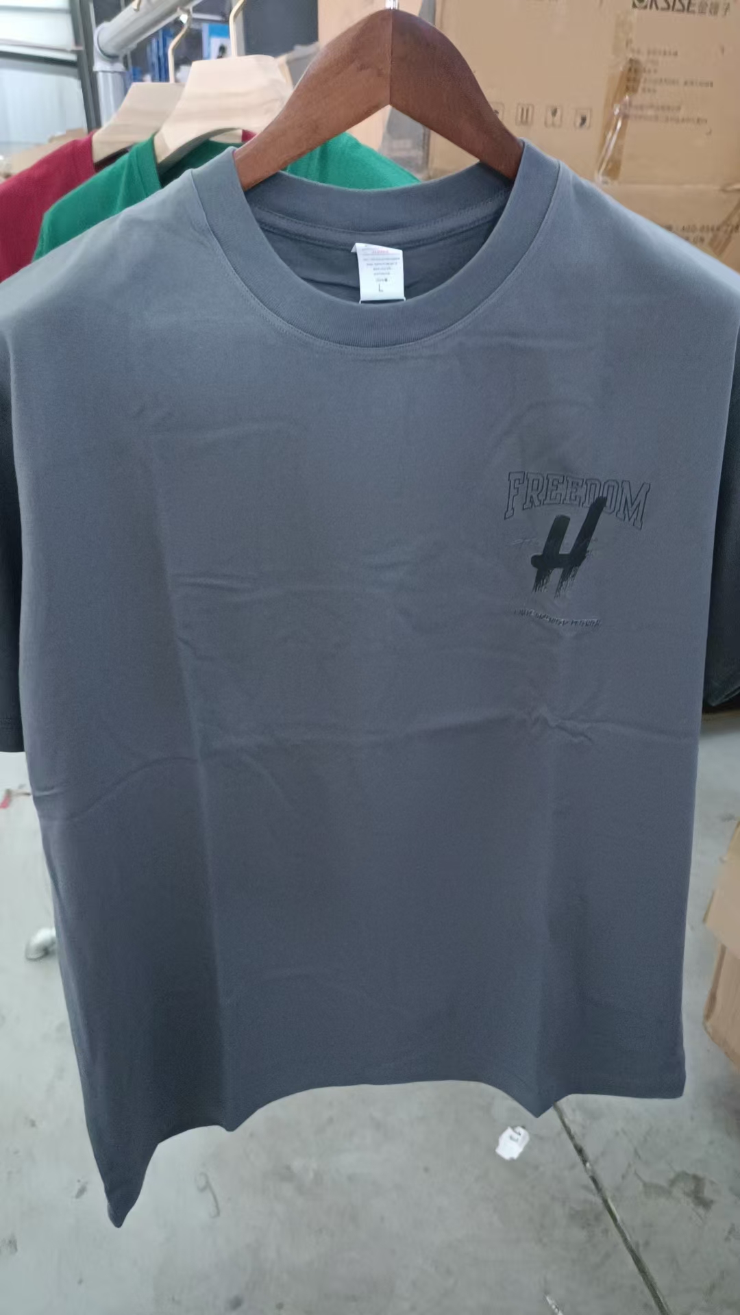 深灰色短袖T恤上衣