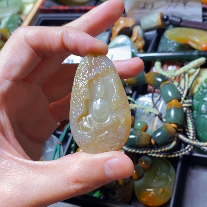 透闪石质玉颈饰未镶嵌