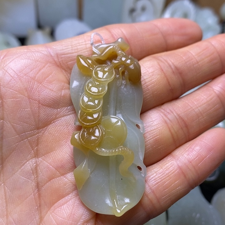 和田玉未镶嵌把件