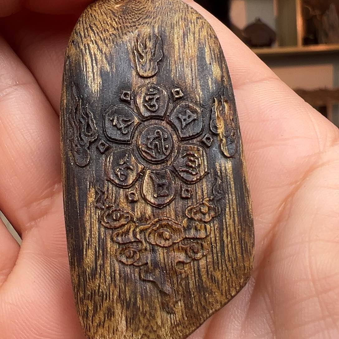 沉香吊坠海南红骨凹身精雕牌子一个9克