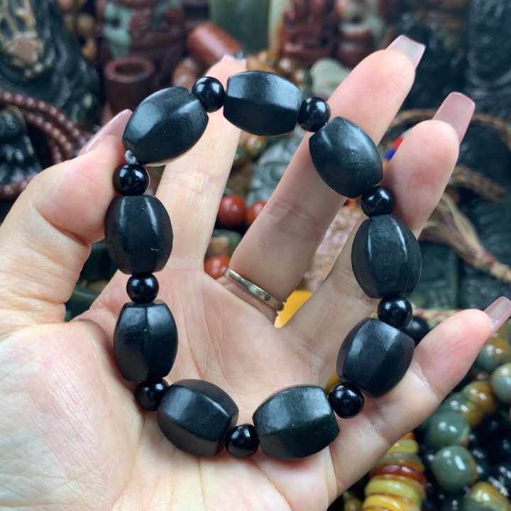 透闪石质玉未镶嵌珠宝奇石