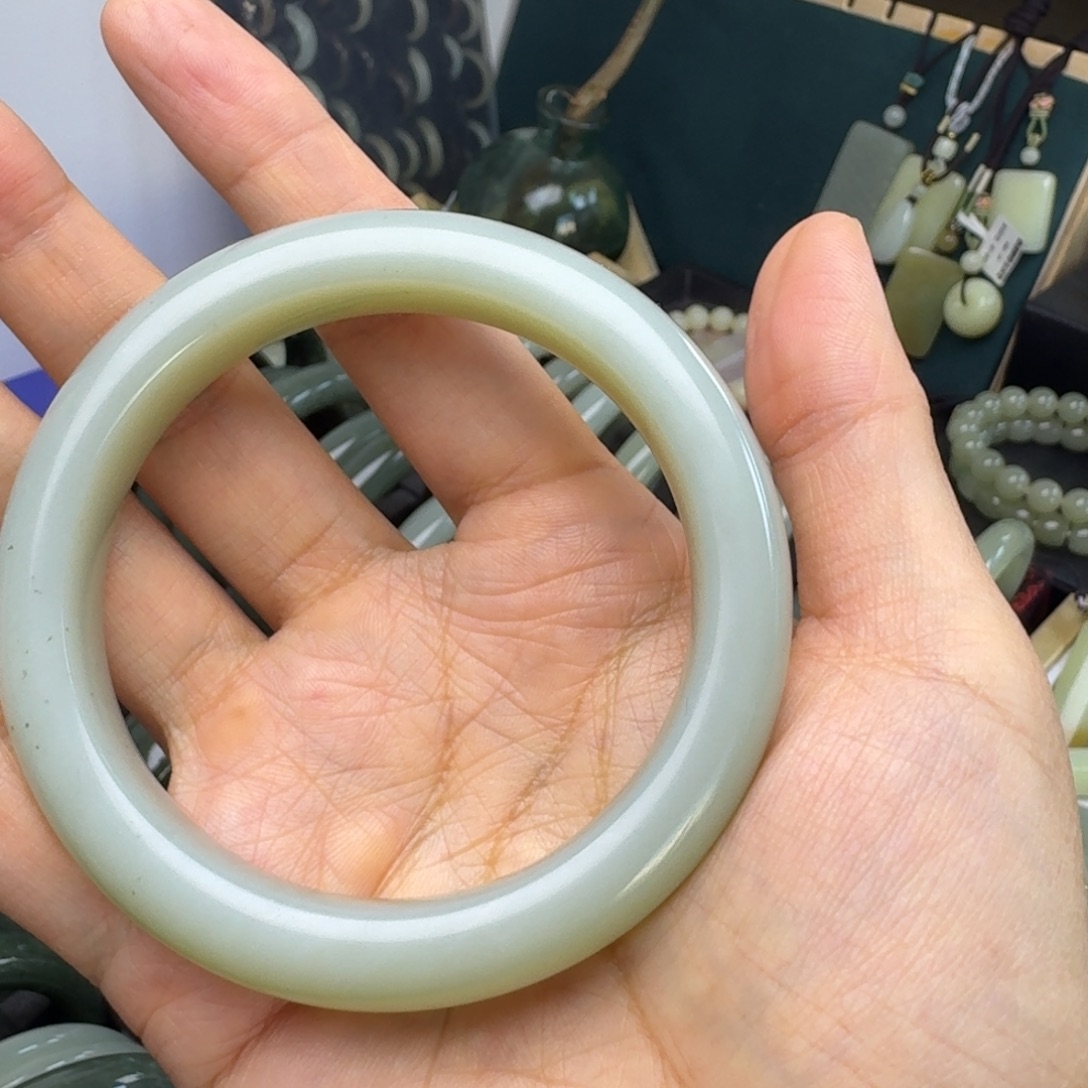 重***生和田玉未镶嵌手镯