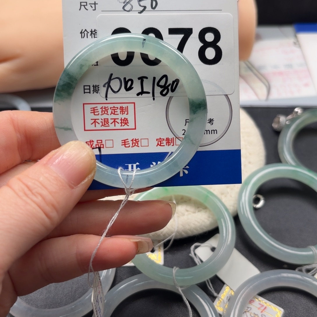 定制翡翠未镶嵌手镯