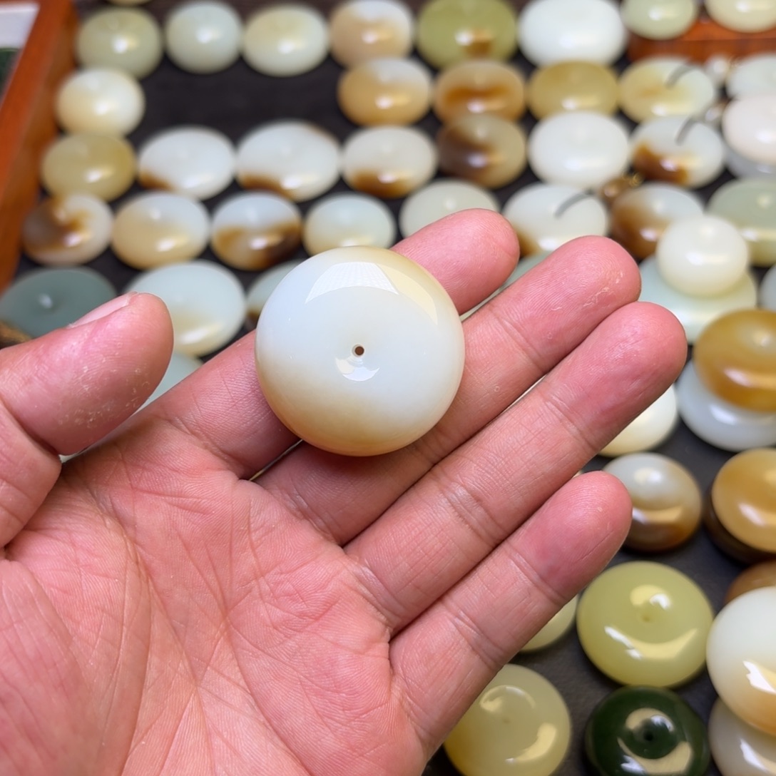 @***娇和田玉未镶嵌颈饰