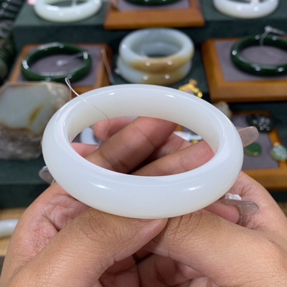 和田玉手镯未镶嵌