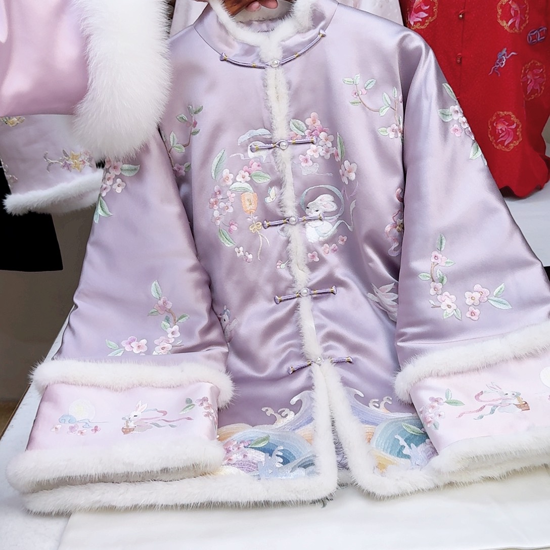 织绣真丝烟紫色 小兔子棉服