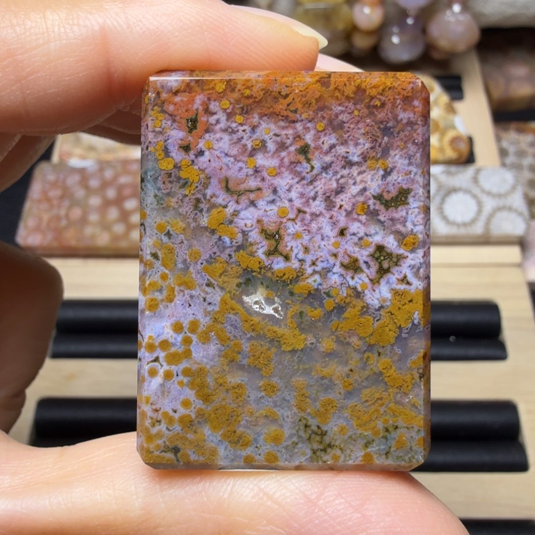 石英质玉未镶嵌意境图：葡萄丰收啦