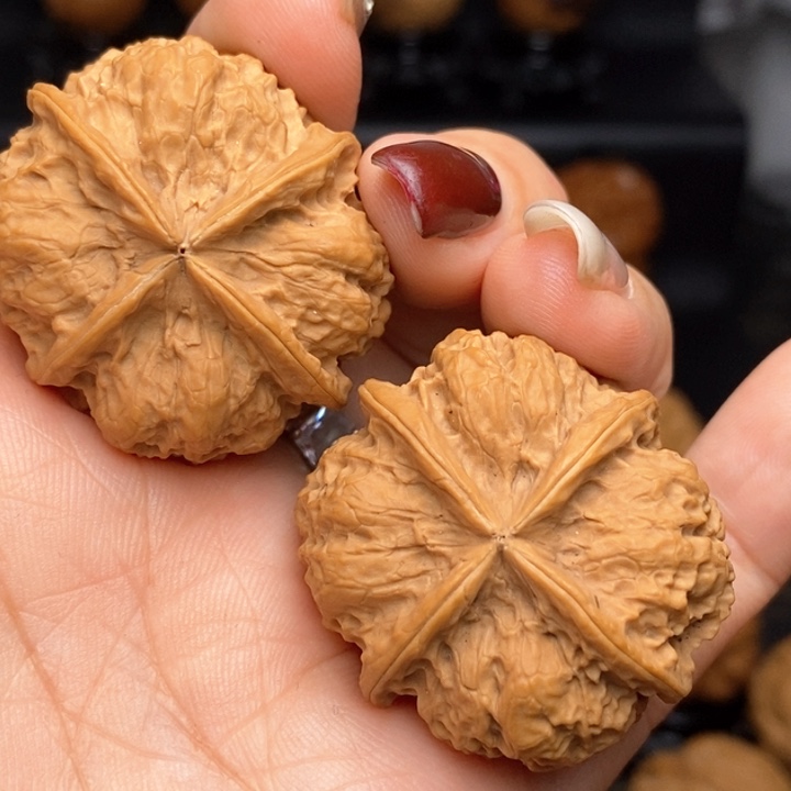 文玩核桃吊坠待****?菊花三棱