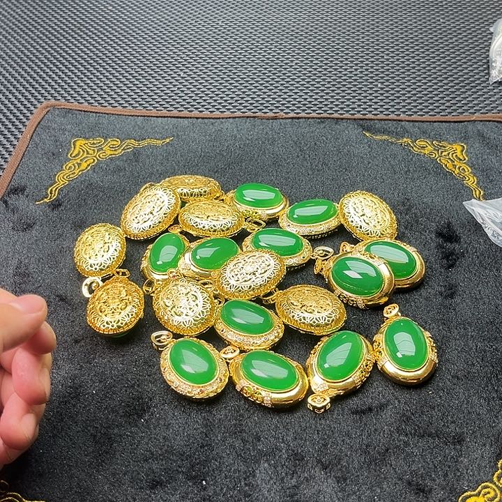 翡翠颈饰未镶嵌啊啊