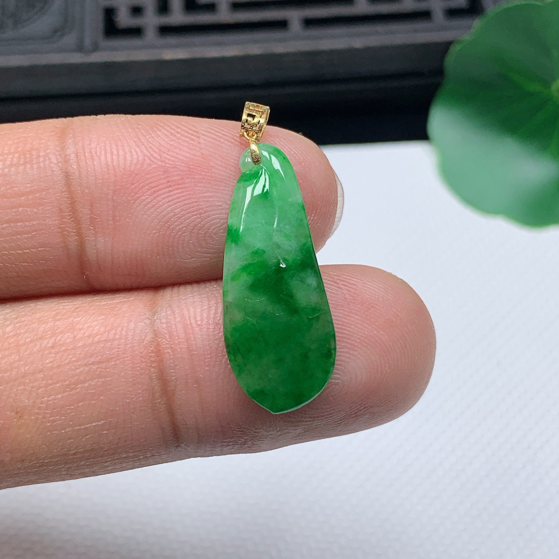 天然翡翠A货18K金扣精美飘辣绿福瓜吊坠尺寸25.4*10.2*2.6mm
