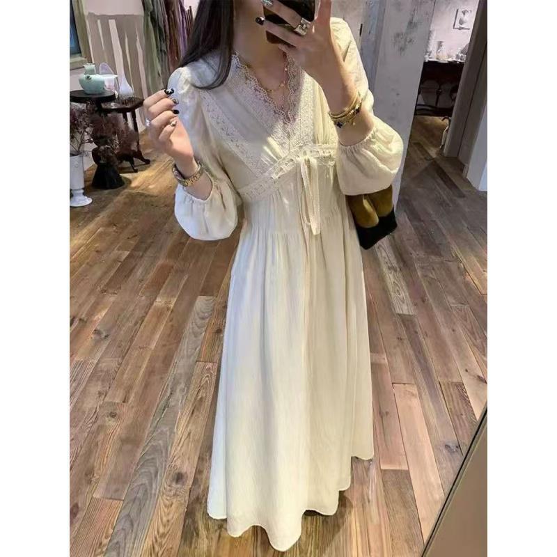 法式V领蕾丝连衣裙女2025早秋新款长袖裙子奶油杏设计感长裙