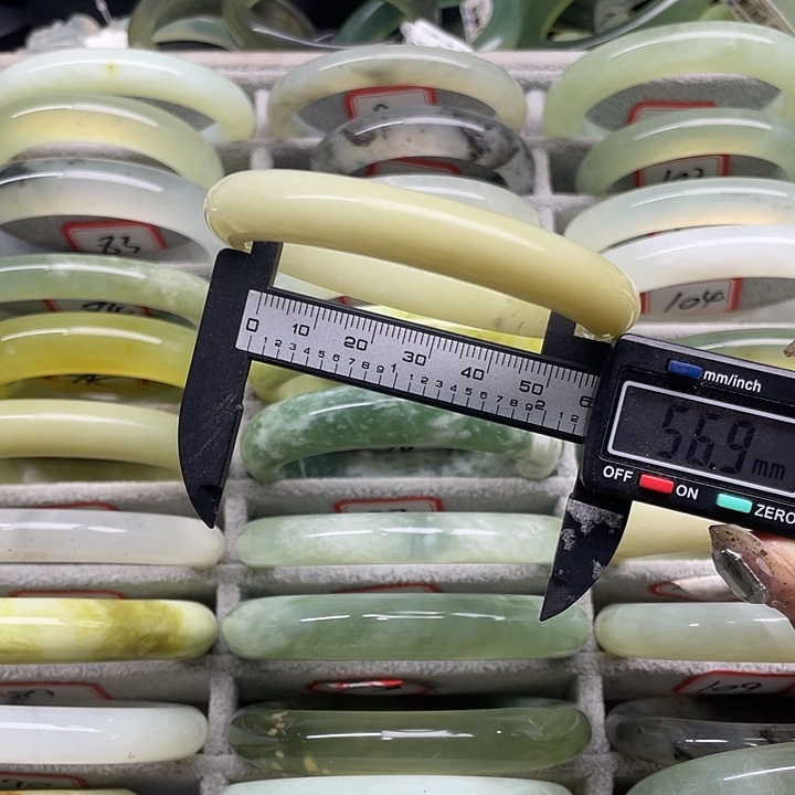 蛇纹石玉未镶嵌手镯111