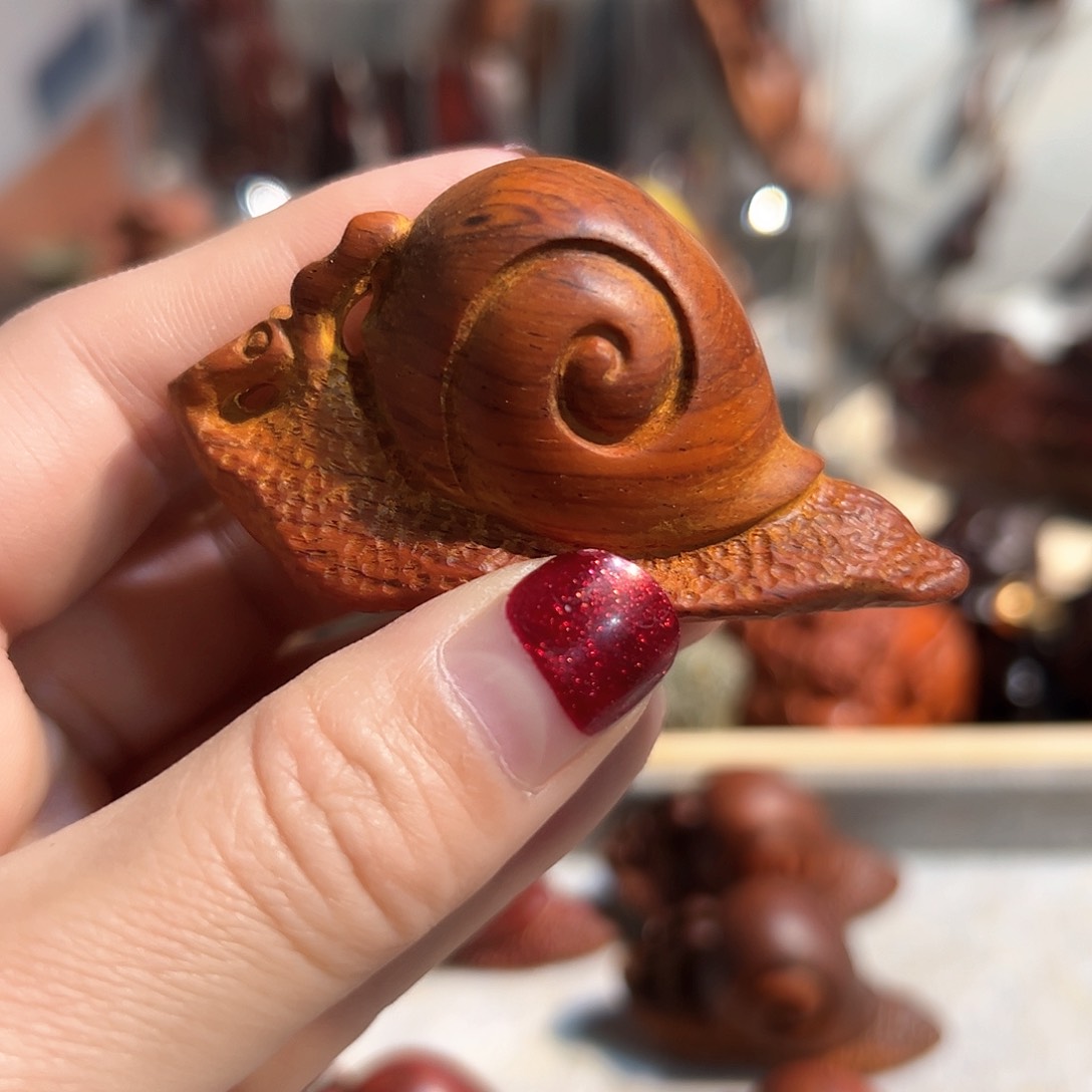 微凹黄檀（南美大红酸枝）微瑕蜗牛一个