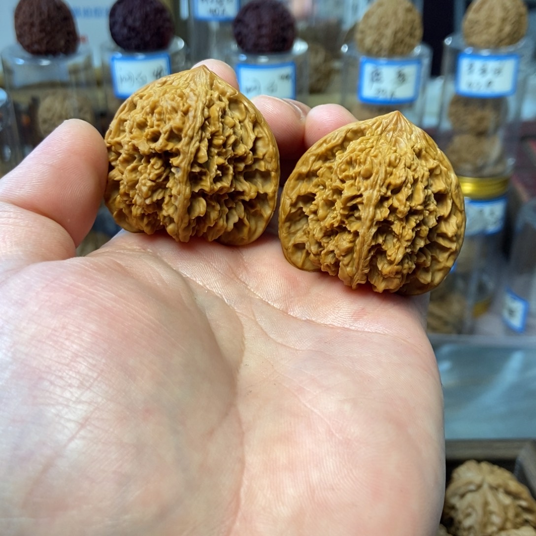 文玩核桃吊坠满天星，尖儿有修