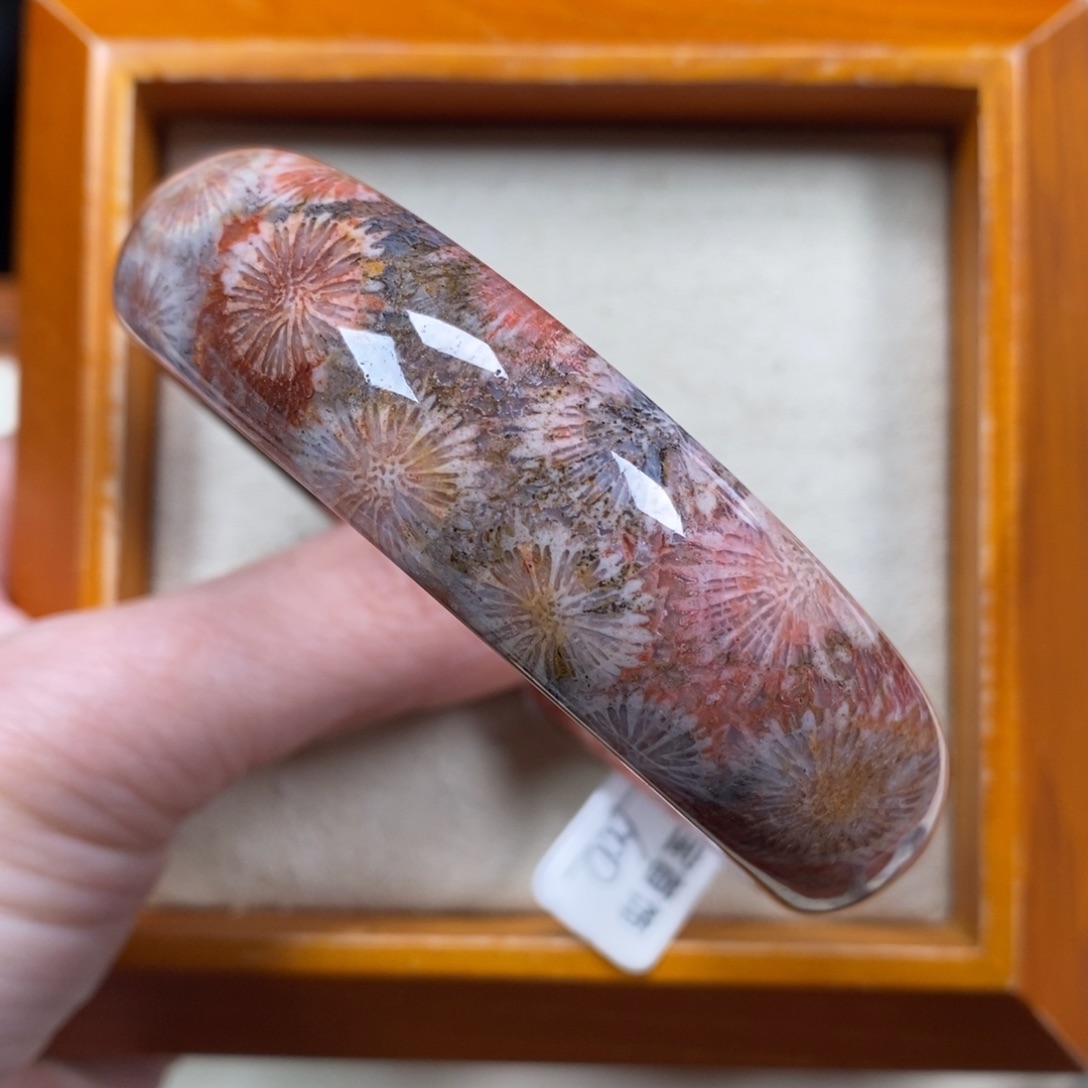 这***刻硅化珊瑚（珊瑚玉）未镶嵌手镯圈口58