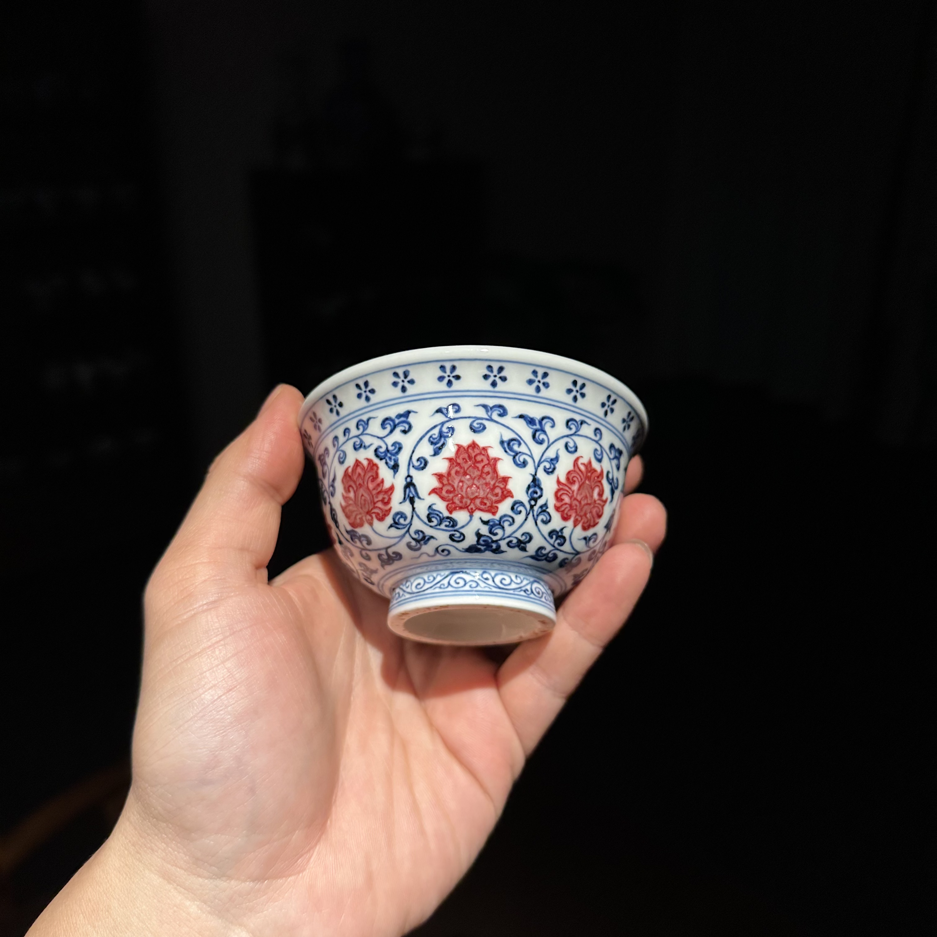 极品青花釉里红缠枝莲内宝相花压手杯口径约9.5厘米客服给图为准