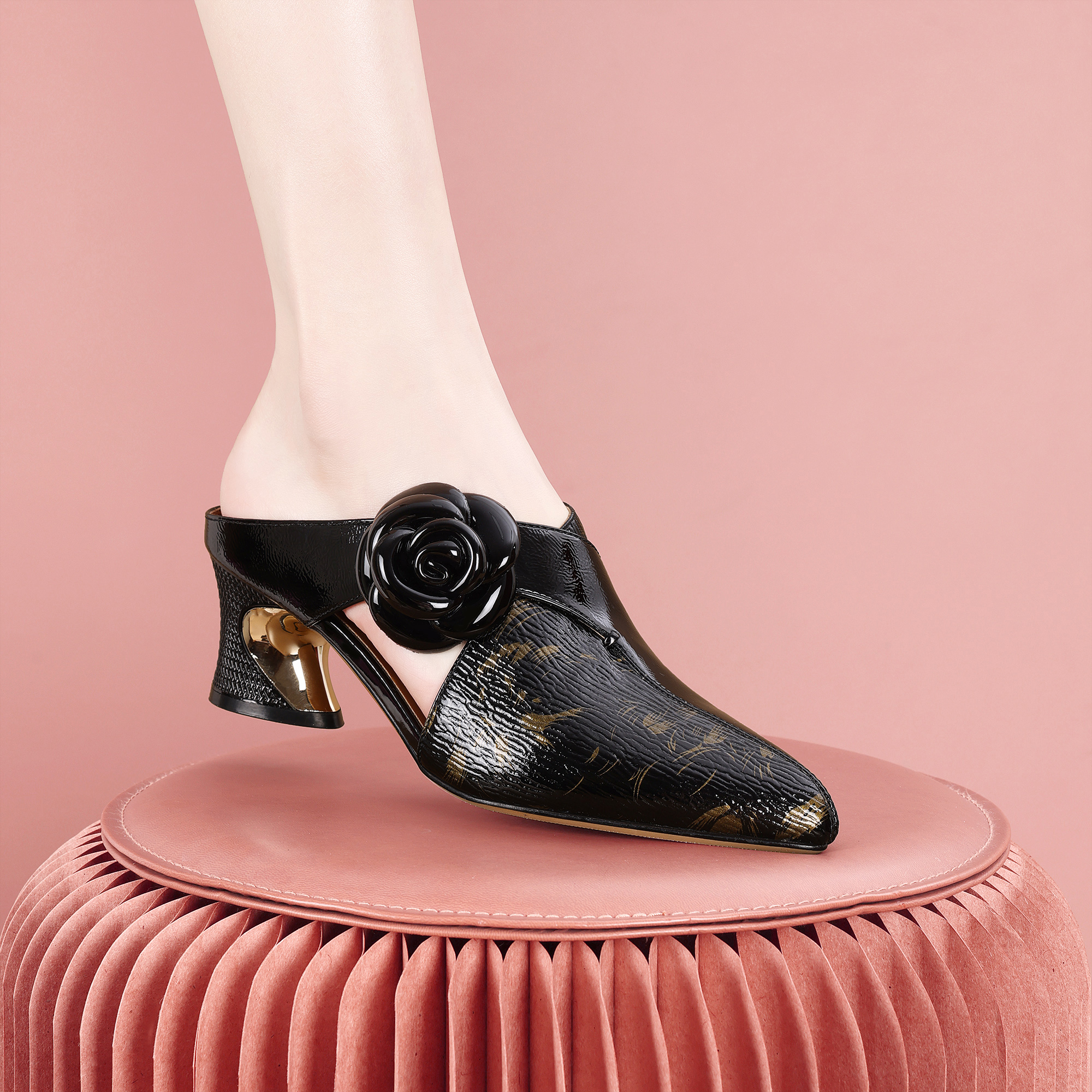 梵芮诗2025新款春夏尖头花朵装饰拼色时尚手工粗跟女凉拖鞋-J1249