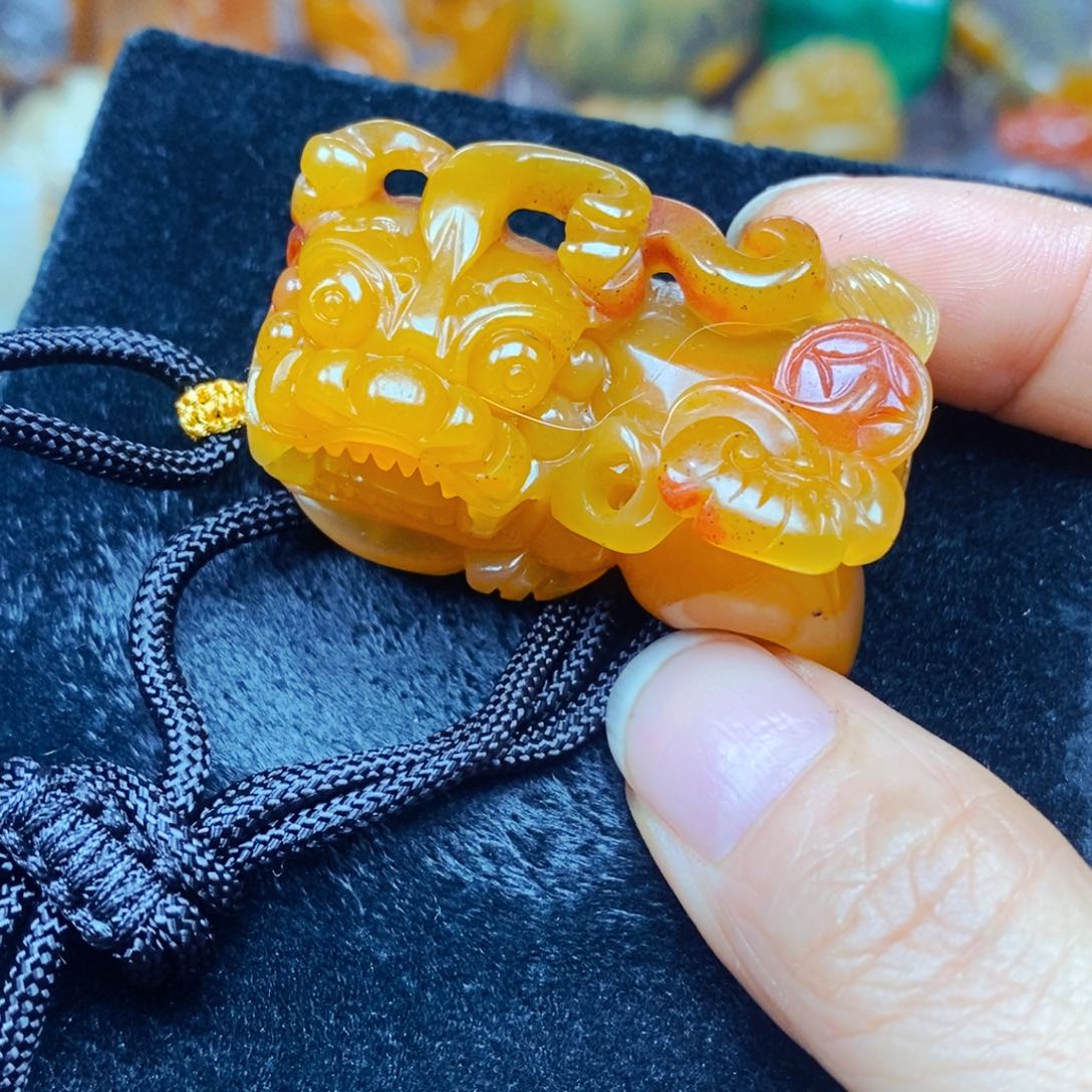 未镶嵌石英质玉（黄龙玉）颈饰