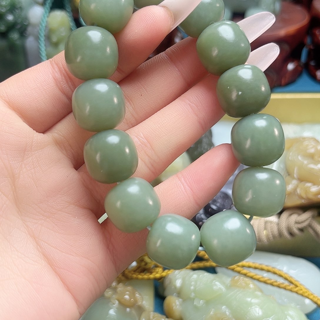 和田玉颈饰未镶嵌盗*师