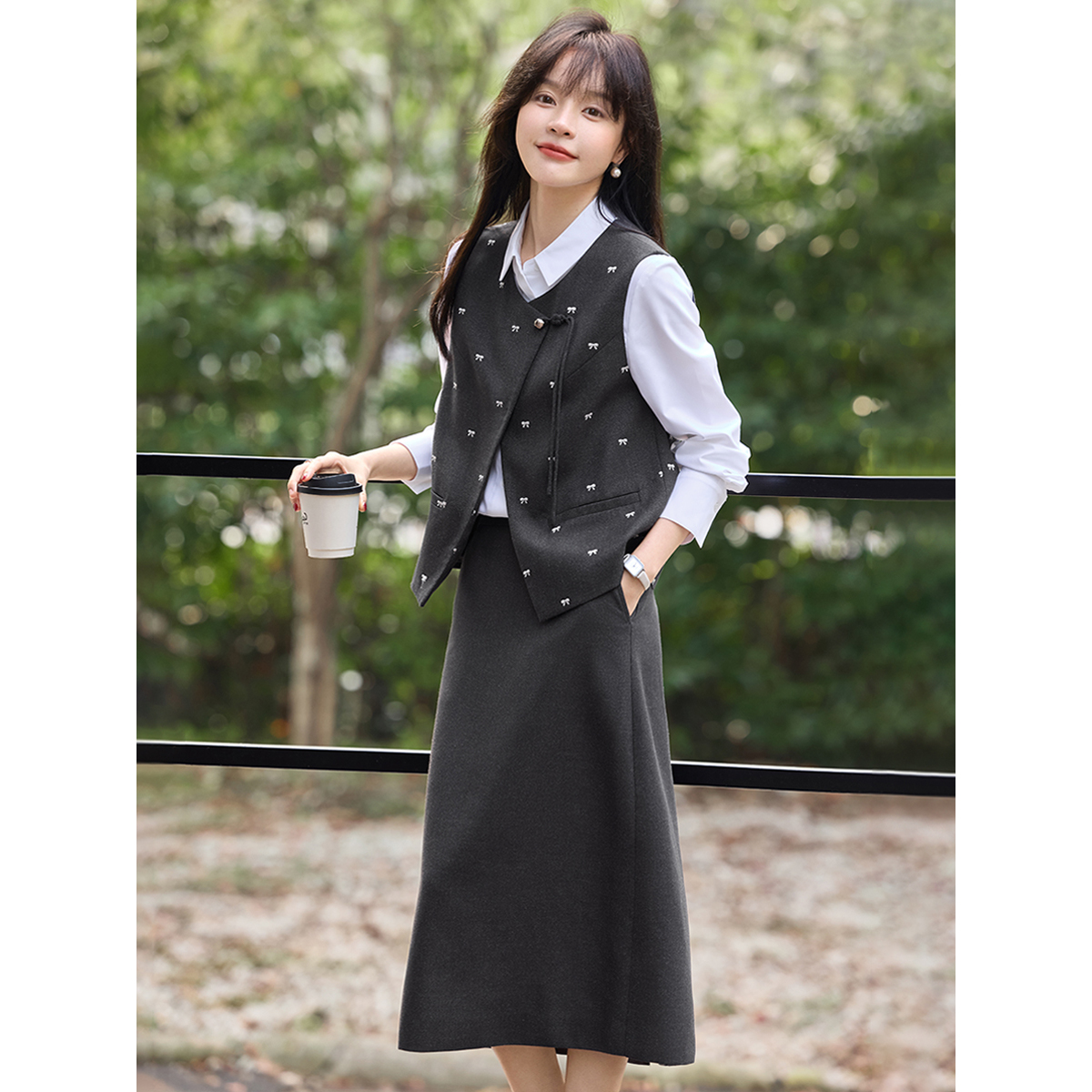 沫晗依美蝴蝶结绣花马甲半身裙两件套2025春季新款新中式两件套女