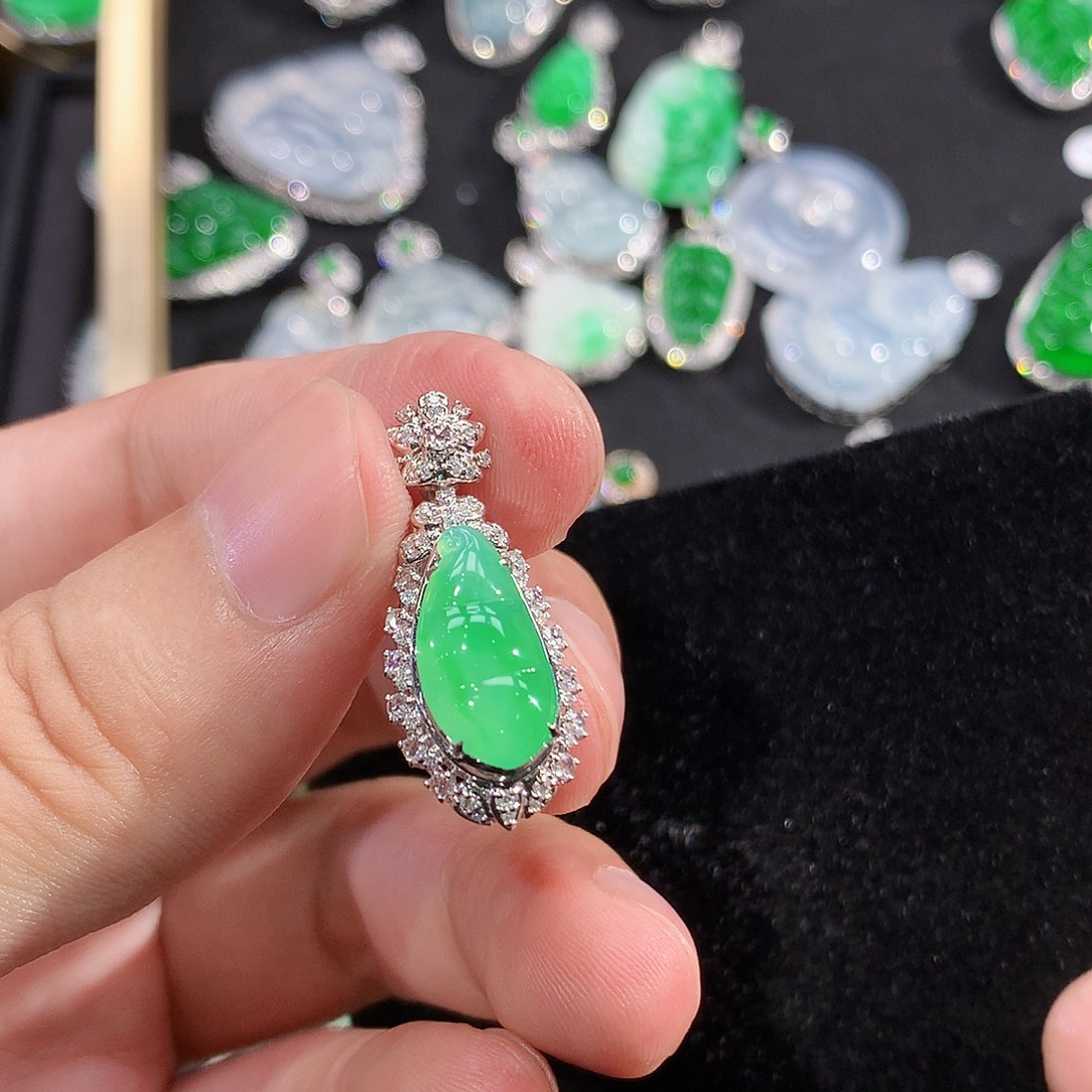 翡翠18K金镶嵌颈饰