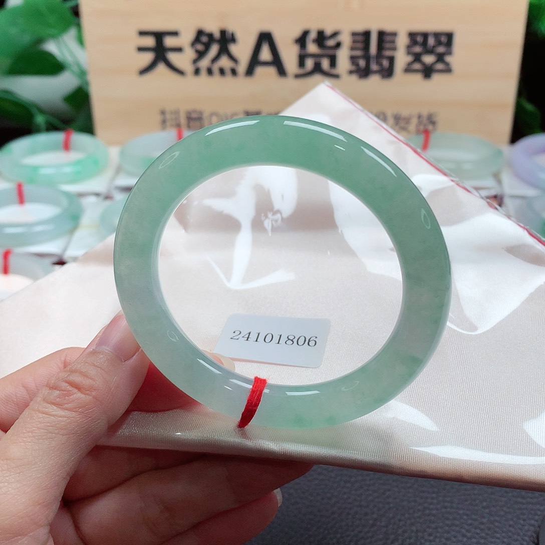 翡翠手镯（圆镯）未镶嵌天然A货翡翠手镯