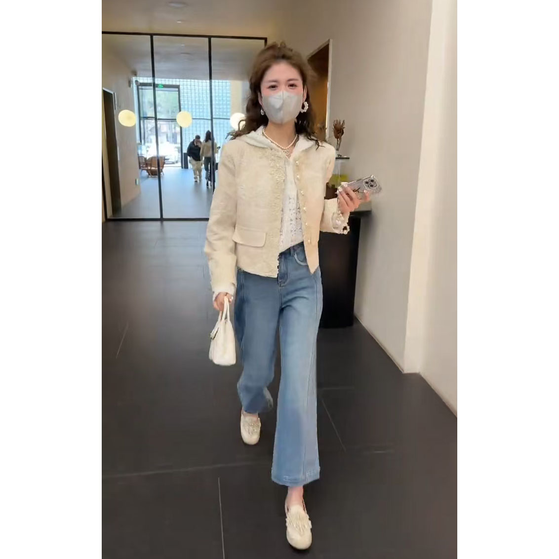 早秋时尚穿搭2025年新款百搭连帽打底衫小香风外套牛仔裤三件套装