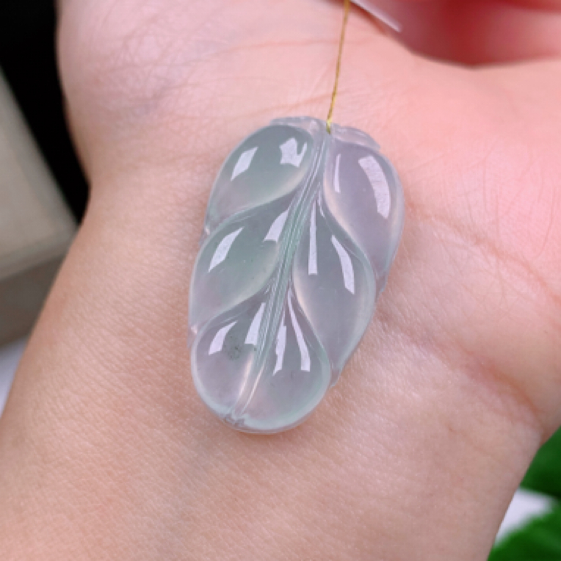 天然翡翠A货冰润叶子淡绿挂件吊坠