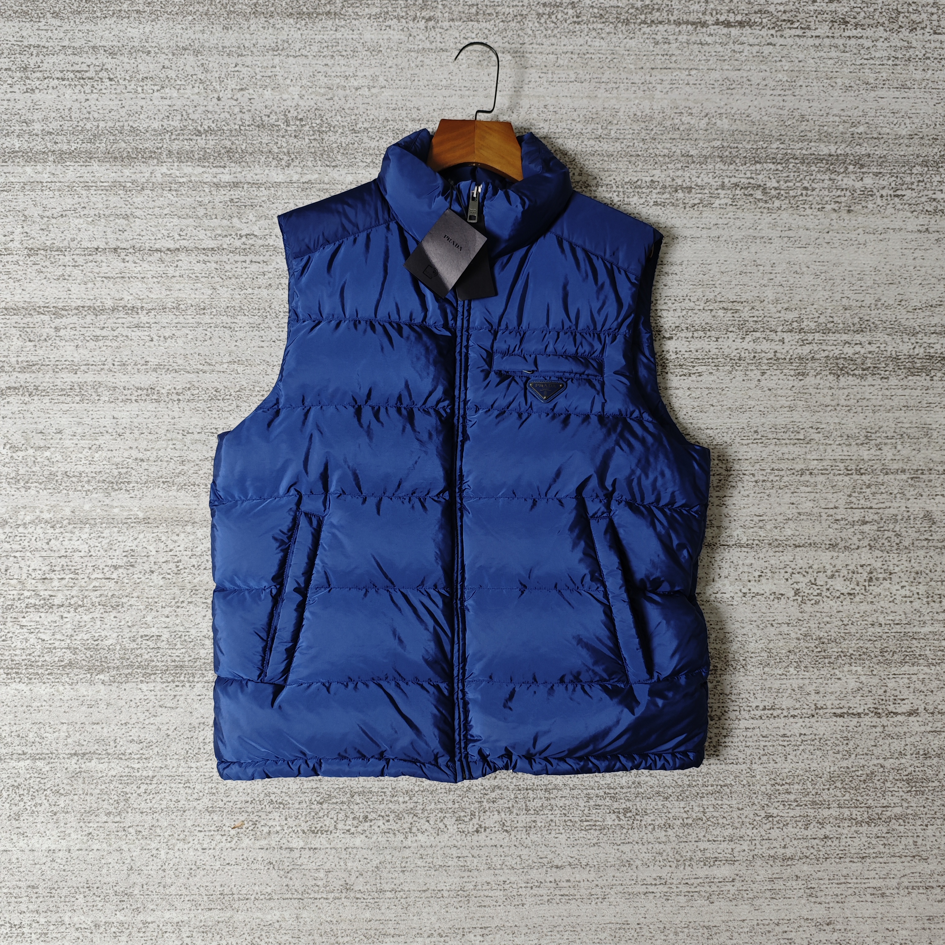 未使用 Prada/普拉达 经典倒三角钢标羽绒马甲/54码＃7255