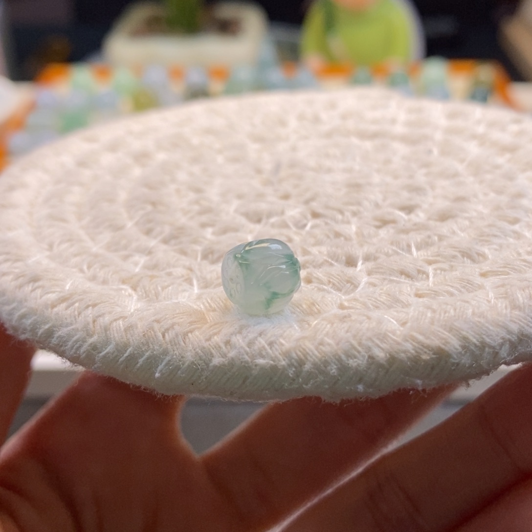 翡翠散珠天然翡翠莲花珠8.2×7.8，有内纹