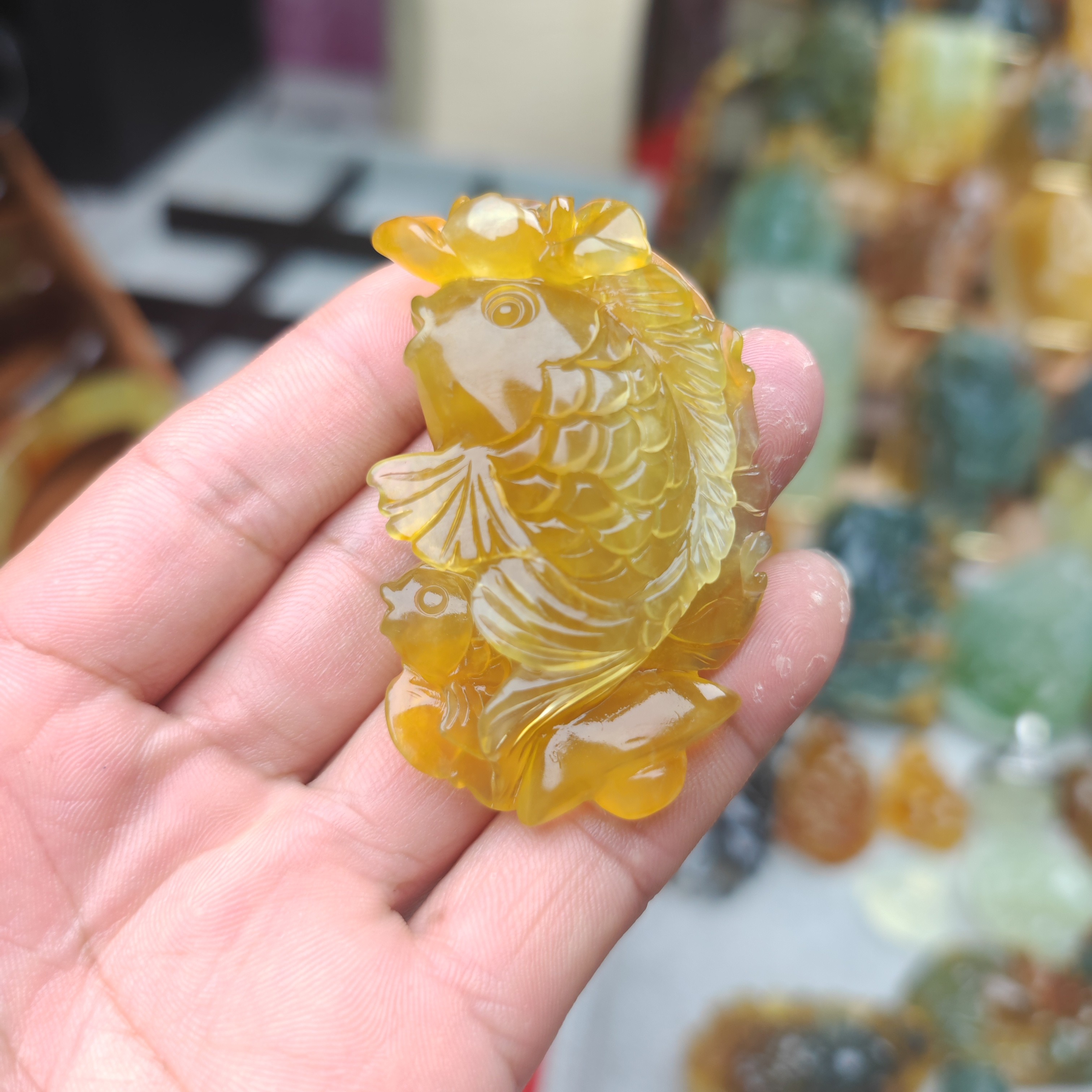 天然岫玉俏色巧雕鱼牌吊坠招财玉石挂件