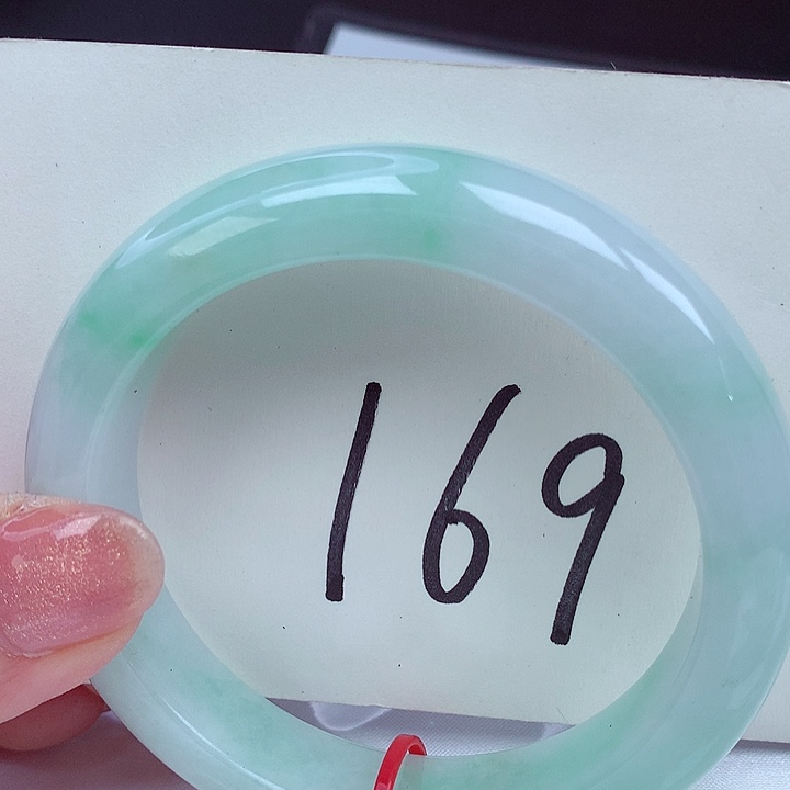 翡翠手镯未镶嵌翡翠