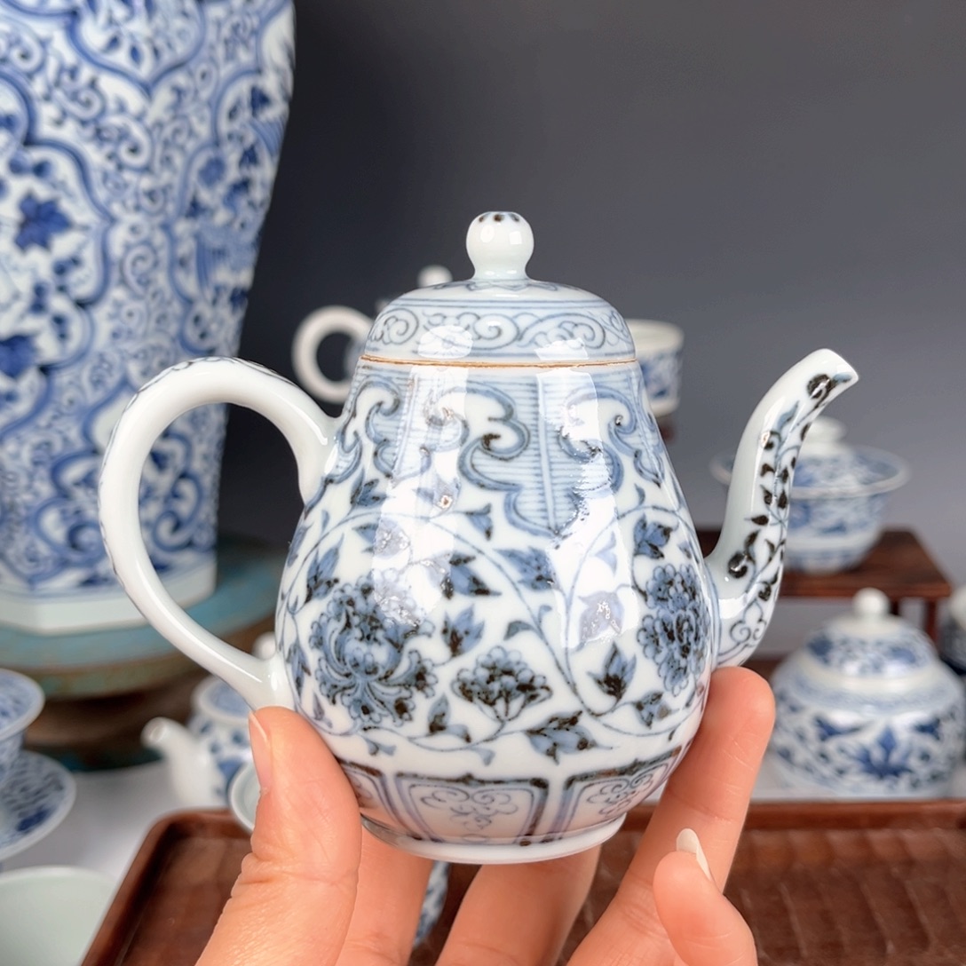 青花缠枝牡丹壶壶