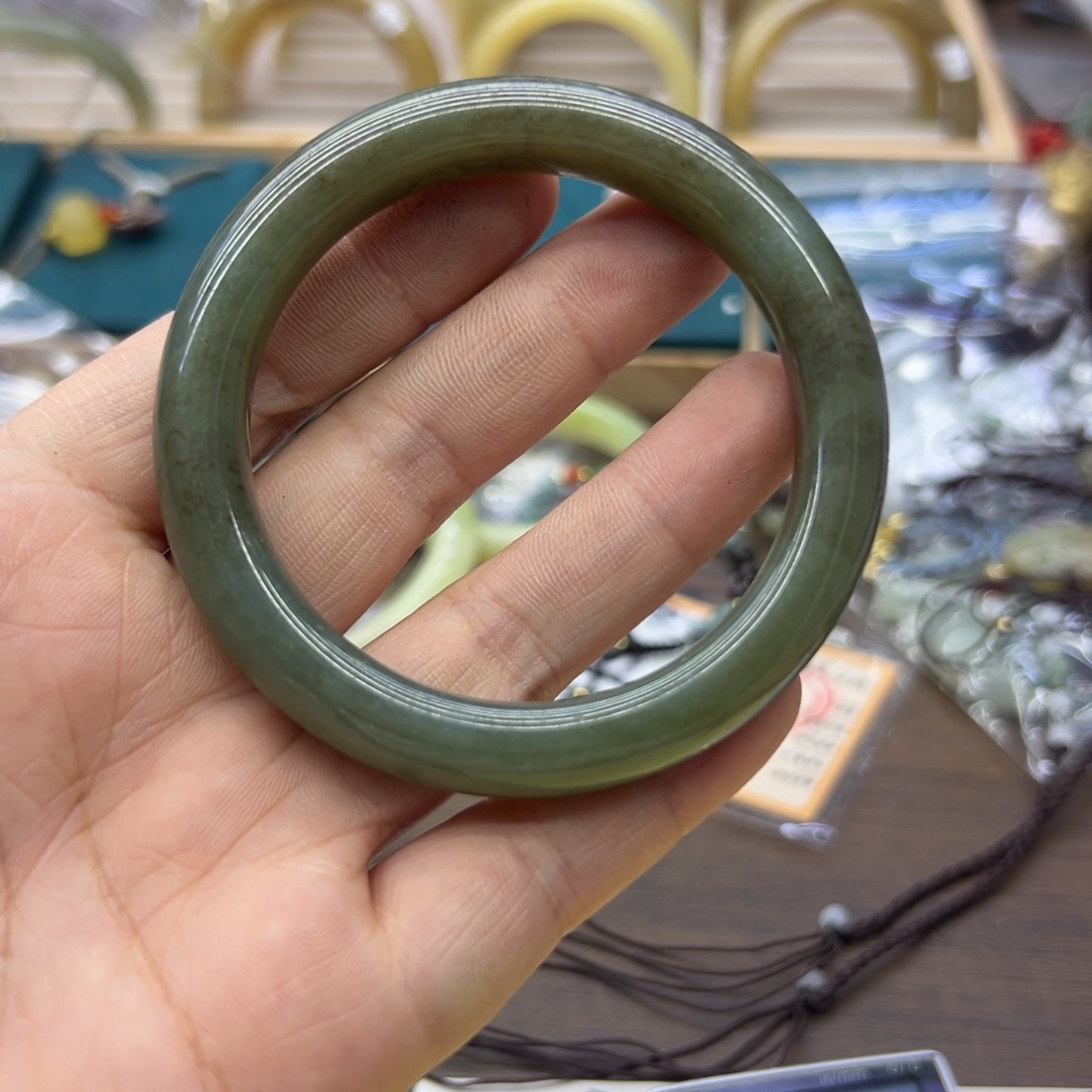 和田玉未镶嵌手镯57,5圈围912瑕