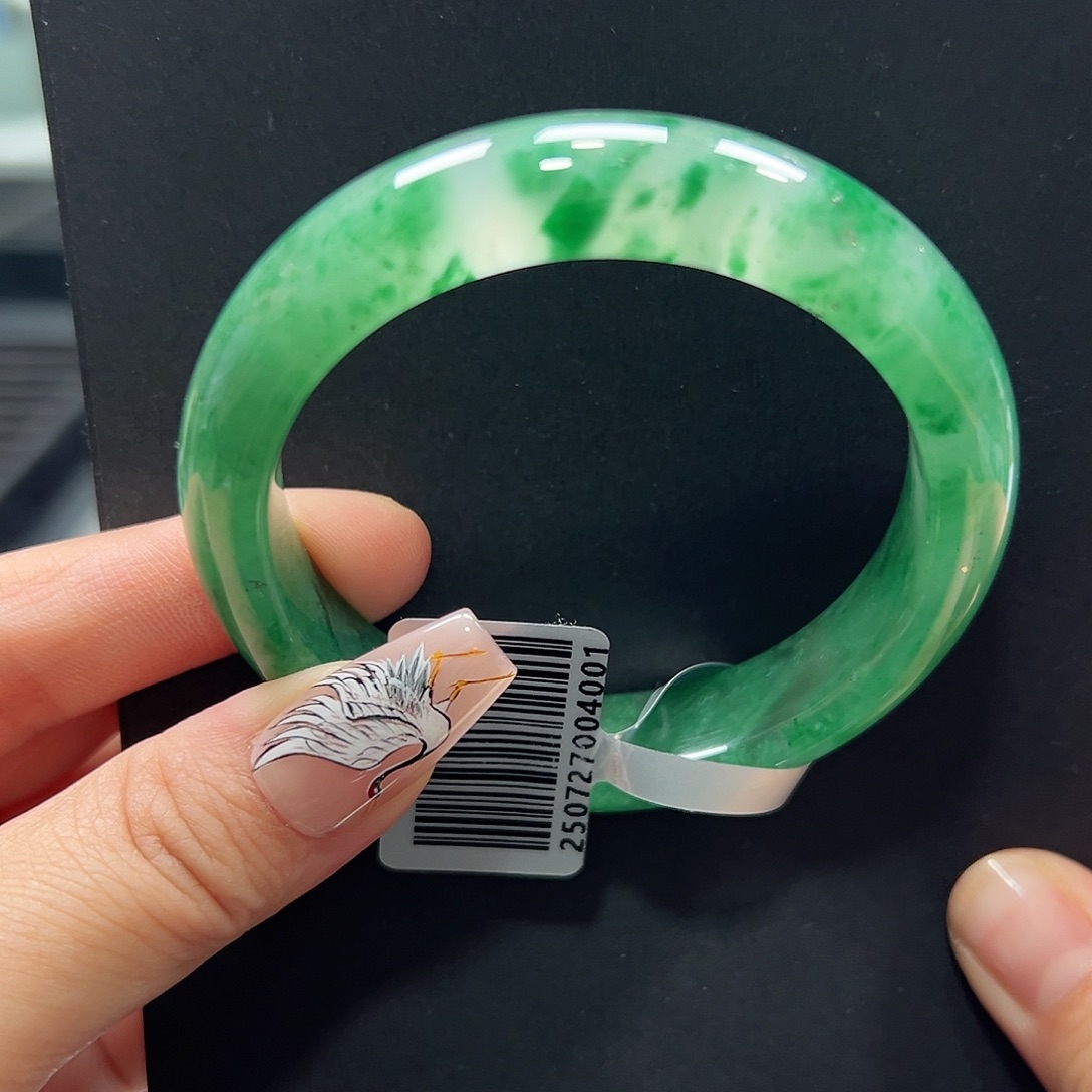 雪***儿石英质玉（非洲翠）手镯未镶嵌