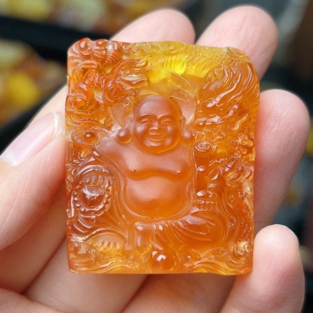 蜜糖色鸡油红弥勒佛瑕疵蜜蜡牌子吊坠40×34×13（419号）