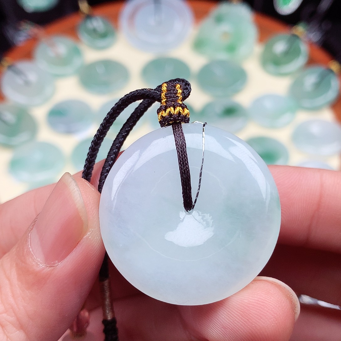 翡翠颈饰未镶嵌平安扣