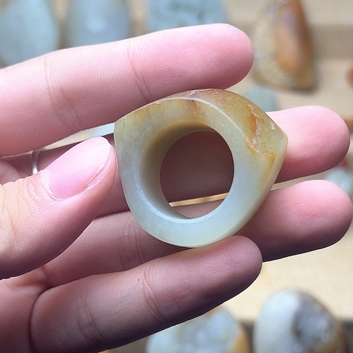 忠***秋和田玉未镶嵌颈饰