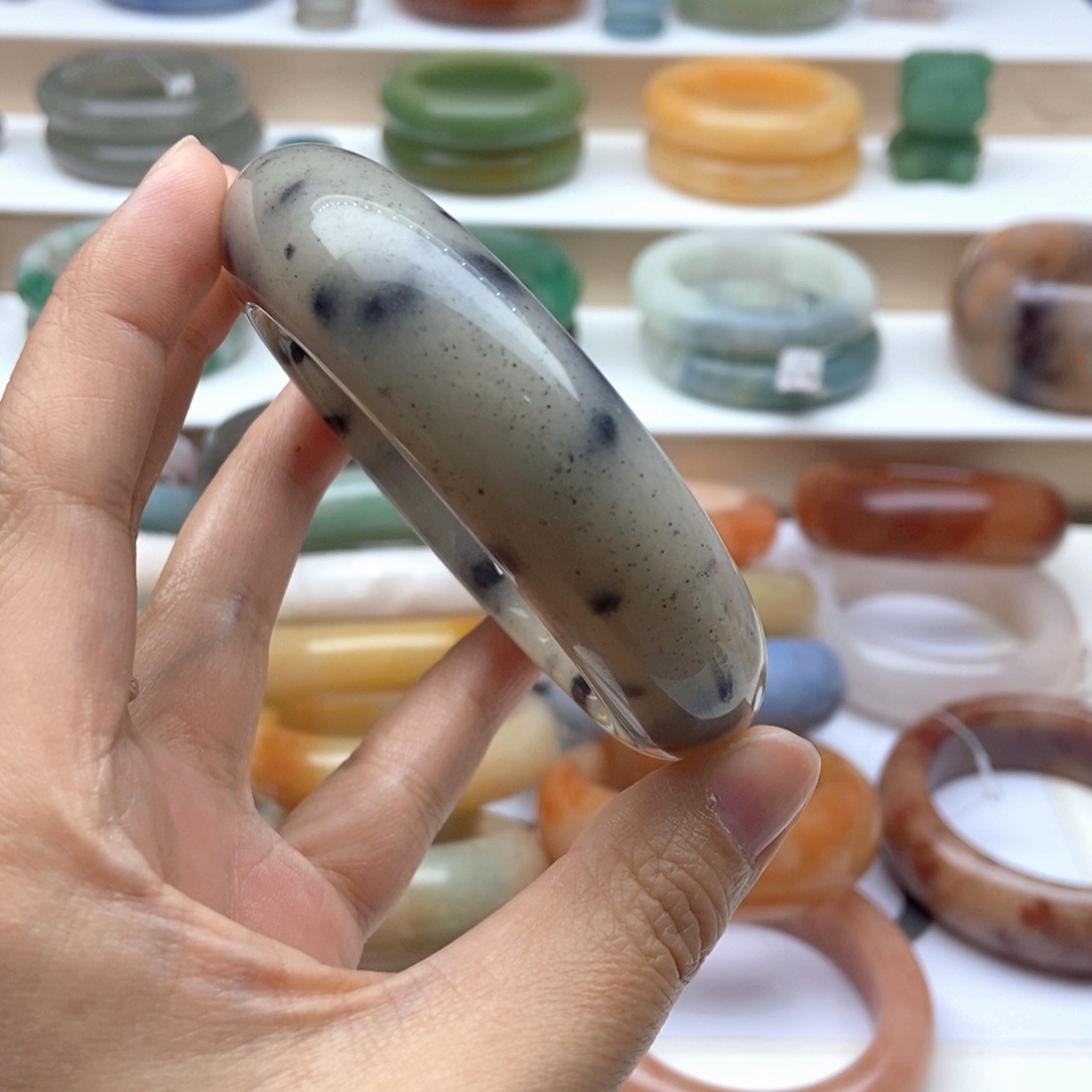 石英质玉手镯未镶嵌满****好