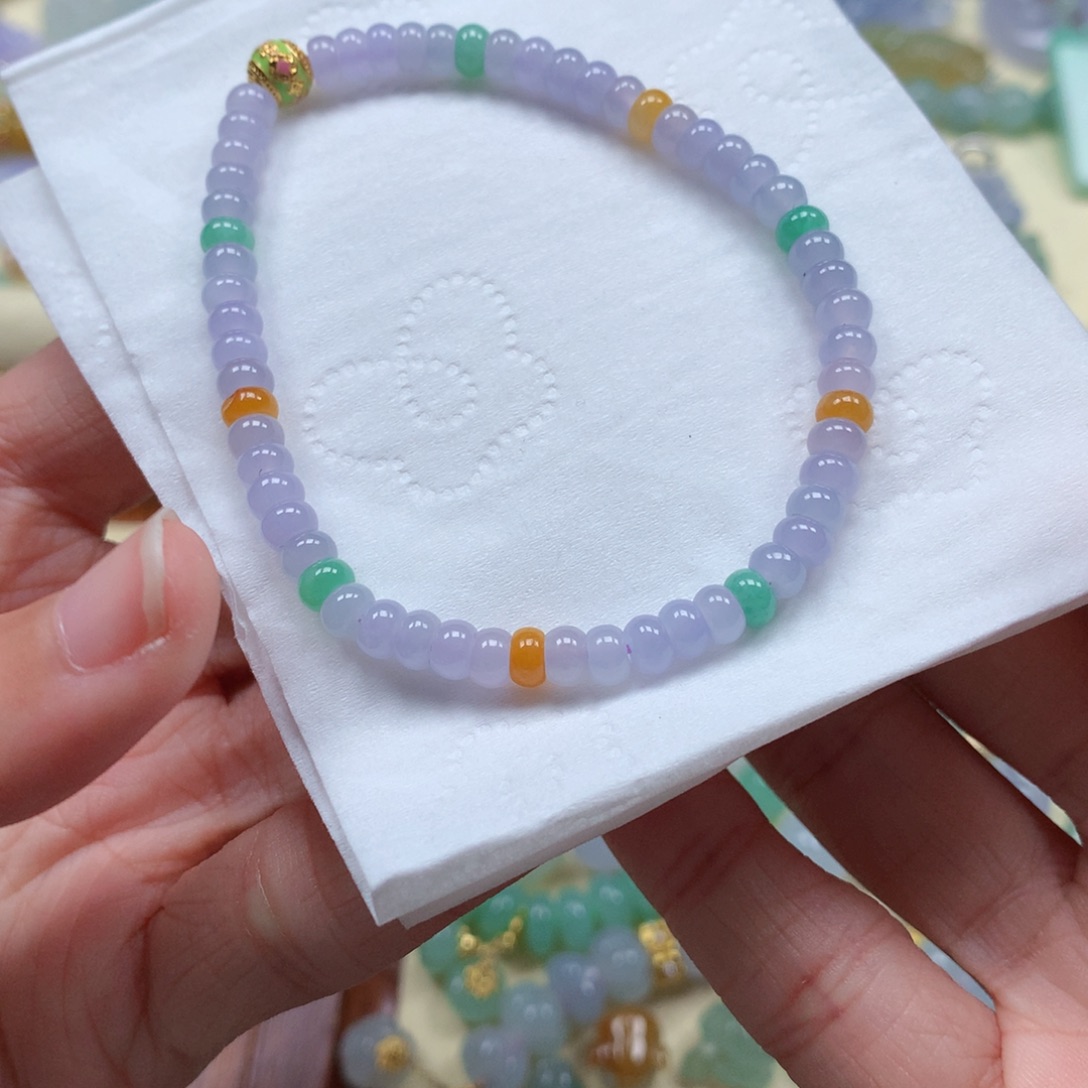 荣***翡翠未镶嵌颈饰是