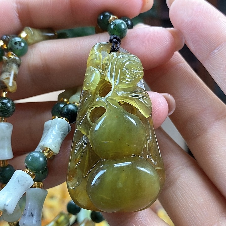 蛇纹石玉未镶嵌颈饰