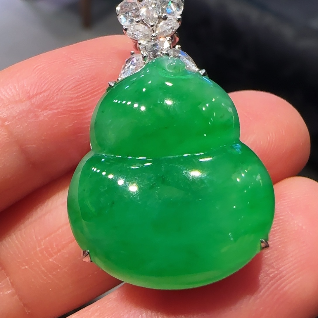 翡翠18K金镶嵌颈饰吊坠