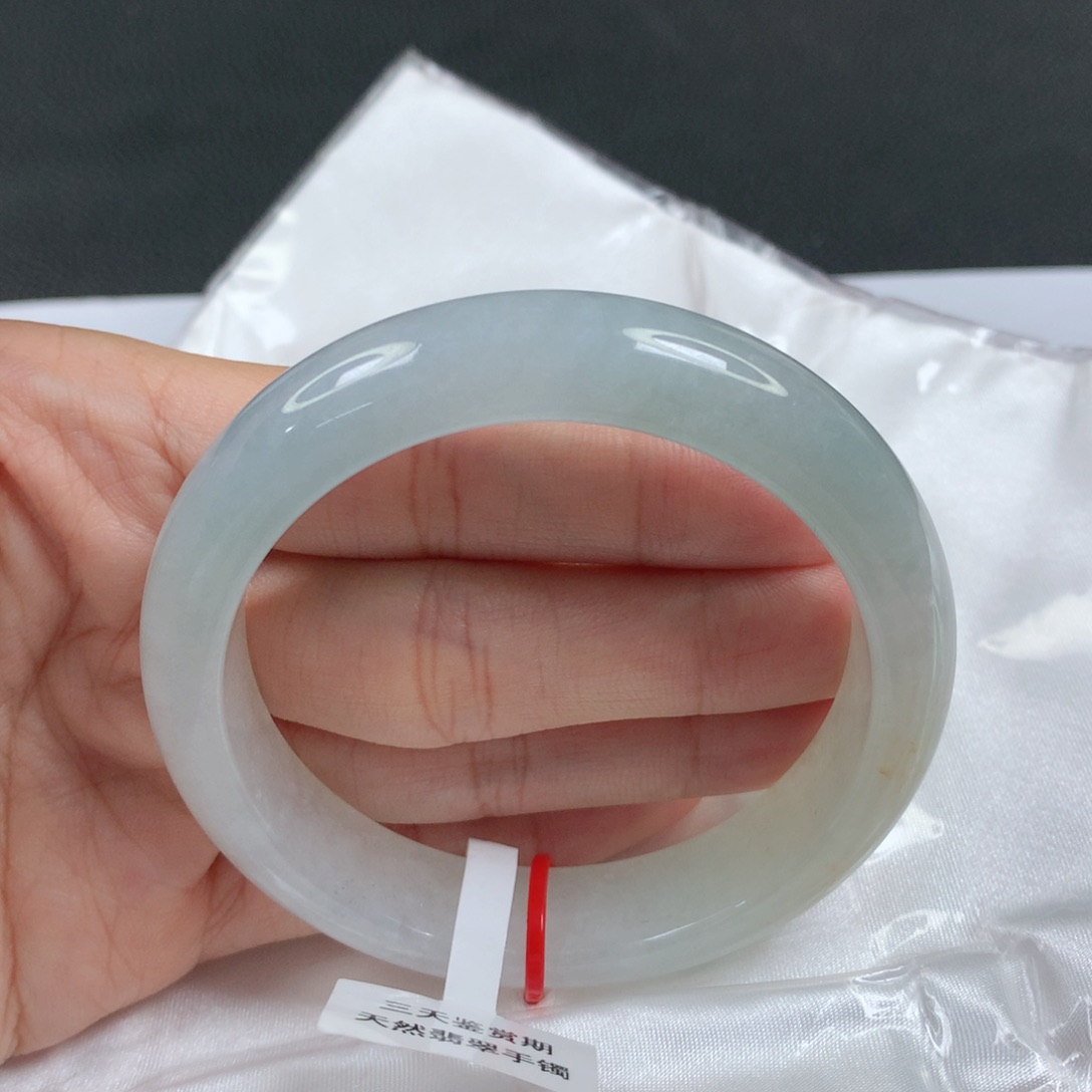 翡翠手镯未镶嵌。天然59圈