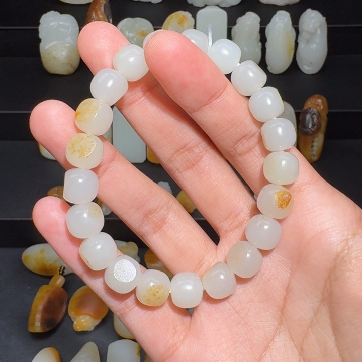 和田玉颈饰未镶嵌今****?