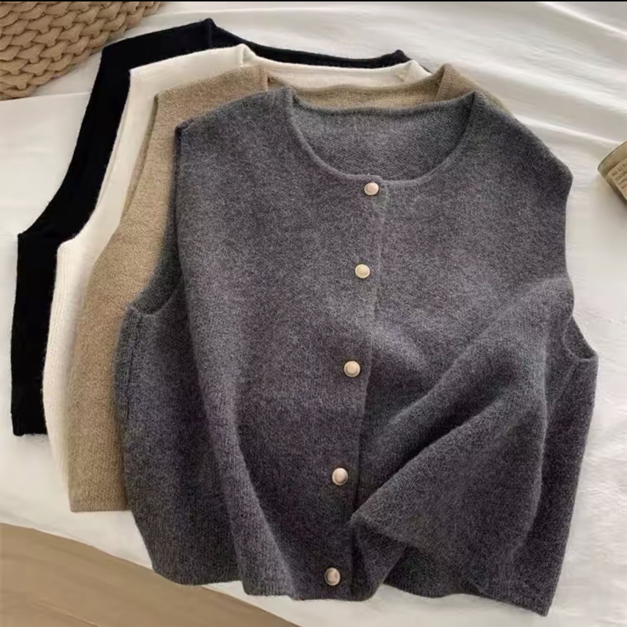 2025简约风打底时尚气质百搭小金扣针织马甲圆领单排扣秋季女马夹