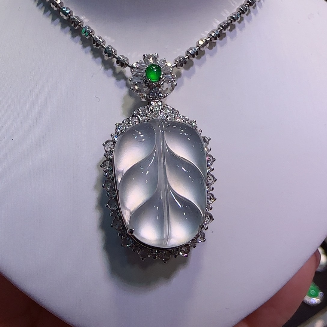 翡翠吊坠(不含链)18K金镶嵌叶子