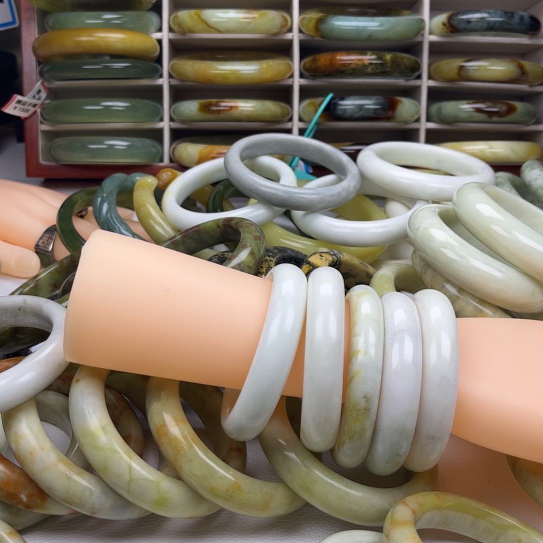 蛇纹石玉手镯未镶嵌米**?